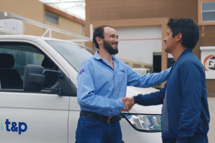 Dos personas estrechando sus manos como símbolo de una entrega de producto exitosa